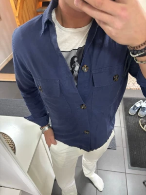 Blå Overshirt - Blå Overshirt storlek M, skick 9/10. Pris 449, fraktar samma dag
