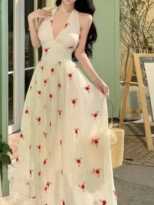 Vit långklänning med blommigt mönster - .Klänning tajt på höften när drar upp  Behöver  sy en dragkedja på sidan av midjan.