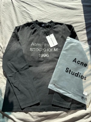 Svart Acne Studios Longsleeve Storlek Small - Fin tröja, helt oanvänd. Stor efterfrågan på tröjan så passa på att köpa. Billig for a reason. Acne tröja S: Mått📏: Längd: 69cm Bredd: 57cm Axelbredd: 57cm. Skriv privat vid frågor☺️