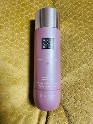 Rituals Sakura duscholja 200ml - Ultra nourishing shower oil från Rituals, The Ritual of Sakura. Flaskan är ljusrosa med silverfärgat lock och innehåller 200 ml. Duscholjan är berikad med sötmandelolja och körsbärsblom och passar för torr hud.