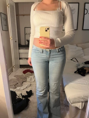 Ljusblå bootcut jeans - Säljer ett par ljusblå bootcut, använt ganska många gånger men inget som syns.  