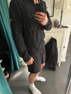 Svart jacka från Stone Island - Säljer en Stone Island jacka som är i väldigt gott skick och inga skador eller likande, jackan är använd fåtal gånger. Den är perfekt nu mot varmare tider när man vill ha en fräsch tunn jacka! Värd runt 3000 nypris. Hör av er vid frågor eller liknande och priset går absolut att diskutera! 