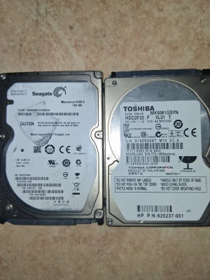 2,5" hårddiskar Seagate & Toshiba - Två stycken 2,5-tums interna hårddiskar, en Seagate Momentus 5400.6 på 160 GB och en Toshiba MK5061GSYN på 500 GB. Båda har SATA-anslutning och är i klassisk silverfärg med svarta detaljer. Perfekt för uppgradering eller reservdel till laptop.