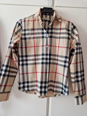 Burberry skjorta - Storlek M  nästan ny, jättefin 