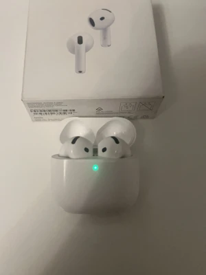 Airpods 4  - Säljer ett par vita Airpods 4 på grund att vill inte ha den längre och allt funkar som det ska och priset kan diskutera för att vill sälja den så snabbt så möjligt.