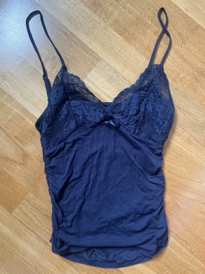 Marinblå top - Marinblå top från SHEIN i storlek S. Lite spets på överdelen och jätte skönt material. Den är ”rouched” på sidorna. Säljer för den inte kommer till användning. 