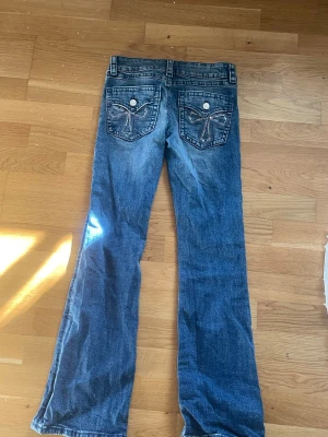 Jeans blåa  - Fina marinblåa jeans i storlek 152 säljer dom för dom är för små