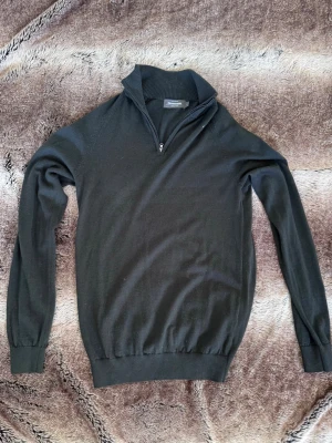 100% Merino Halvzip - Tja! Säljer min 100% merinoull halvzip från dressman! Storleken är S och passar på dig upp till 180cm! Tröjan är väldigt skön och passar perfekt året om ✌🏼 Nypris ligger på över 750kr, och skicket är mycket bra då jag inte riktigt använt den mycket. Vid frågor eller funderingar är det bara att höra av sig 📥mitt pris är ej hugget i sten så det är också bara att komma med förslag! 🤙🏼