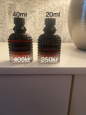 Valentino Uomo Born In Roma Intense EDP - Har tröttnat på och säljer därför mina Valentino Uomo Born In Roma Intense. Båda är 50ml flaskor. Lite mer än 40ml i den stora och runt 20 i den lilla. Säljer för 400kr och 250kr Öppen för förslag så skriv gärna vid frågor eller liknande. Perfekt att använda året om!