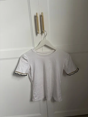 Zara tröja - Vit kortärmad topp med detaljer på armarna. Använd några gånger, bra skick. Storlek S.