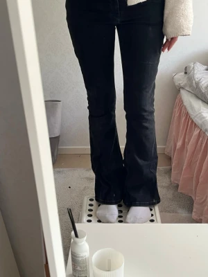 Fina jeans  - Som nya inga fläckar finns på dem💗