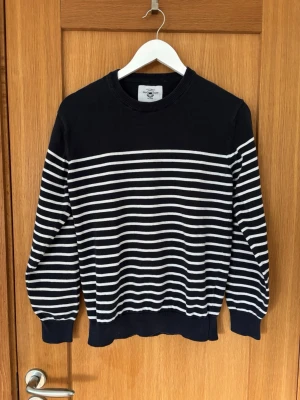 Marinblå randig tröja från Vintage Polo Club - Säljer en marinblå/mörkblå tröja med vita ränder från Vintage Polo Club. Storlek M. 100% bomull. Hör gärna av dig vid fråga eller fundering!