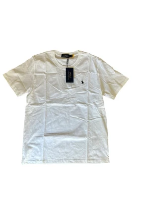 Vit t-shirt från Polo Ralph Lauren - Klassisk vit t-shirt från Polo Ralph Lauren med rund halsringning och ikoniska broderade loggan på bröstet. Tillverkad i mjuk bomull och har en normal passform. Perfekt basplagg för en clean och stilren look.