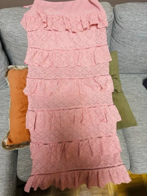 Rosa volang kjol från Bubbleroom - Supersöt rosa kjol från Bubbleroom med flera volanglager och spetsdetaljer. Kjol  har en romantisk känsla och är perfekt för sommarens tillfällen. Tillverkad i ett mjukt material med vacker struktur.