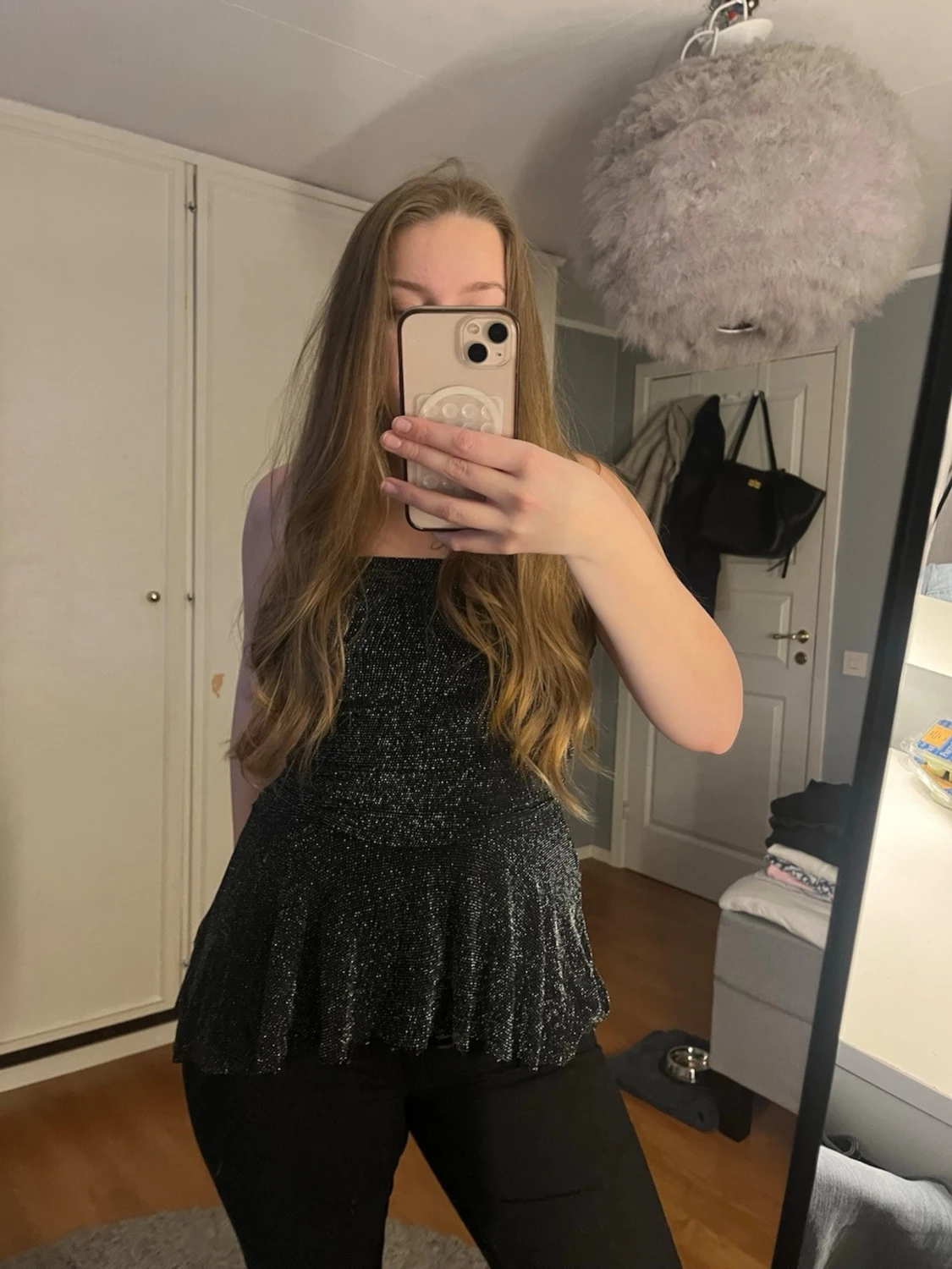 Glittrig svart ärmlös topp