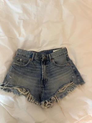 Jeans shorts Zara  - Säljer dessa jeans shorts från Zara jätte fint skick användt fåtal gånger. För mer frågor eller bilder skriv privat 