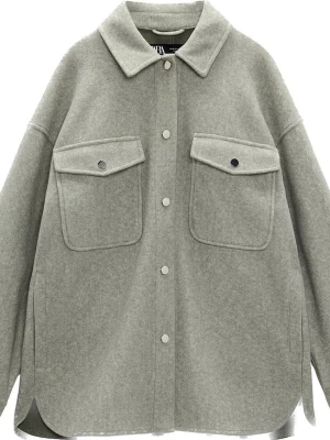 Ljusgrå tunn jacka - Snygg ljusgrå overshirt jacka med stora bröstfickor och knappar framtill. Jackan har knappt använts!! Passar super bra till dessa fina väder!!💕💕