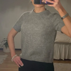 Grå stickad t-shirt i ullblandning - Grå T-shirt från Zara! Aldrig använd. Storlek S men passar även XS 💫