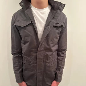 Field jacka - Tjena, säljer nu denna riktigt snygga field jackan i storlek S som är perfekt till våren. Skicket är 9/10 och vid minsta lilla fundering så är det bara att höra av sig!