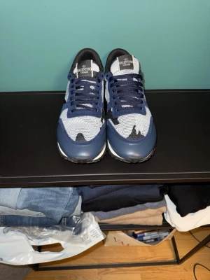 Valentino Rockrunners  - Tja, säljer mina helt nya valentino Rockrunners i strl 45 men passar även 44, passar perfekt nu till vårens väder,Priset är inte hugget i sten är även öppen för byte