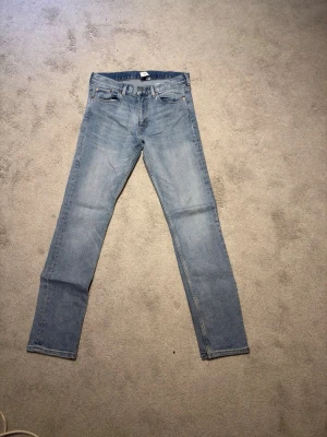 Ljusblå slim fit jeans - Säljer ett par ljusblå slim fit jeans. W 28 L32