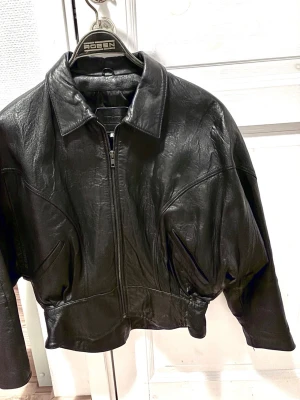 Skinnjacka Hollies  - Skinnjacka storlek S från Hollies . 80- talsinspirerad design . Fint skick . 