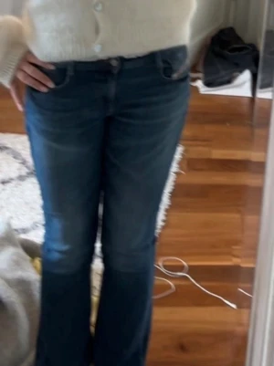 Diesel jeans - Low waist bootcut diesel jeans i jättefint skick bortsett från ett litet hål på ena låret och lite slitningar vid hälen. Storlek w28 l32💕💕köpare står för frakt. Nypris ca 1800