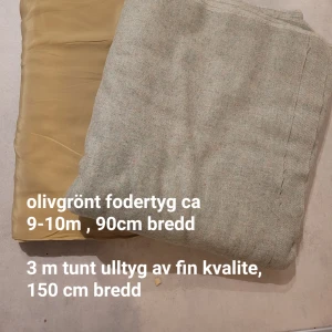 Olivgrönt fodertyg & tunt ulltyg - Säljer ca 9-10 meter olivgrönt fodertyg, 90 cm bredd, samt 3 meter tunt ulltyg av fin kvalitet i ljusgrått, 150 cm bredd. Perfekt för sömnadsprojekt eller DIY-kläder. Båda tygerna är mjuka och lätta att arbeta med.