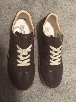 Bruna sneakers i skinn och mocka - Köpta här på plick! Box medföljer! Kvitto finns via mail! Vill bara bli av med så kan droppa i pris med!