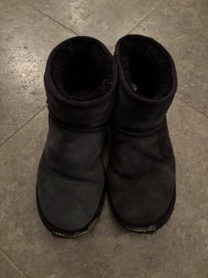 UGG SKOR - Ugg skor. Bra för vinter o snö. Schyssta skor men slitna och användna, därav det låga priset