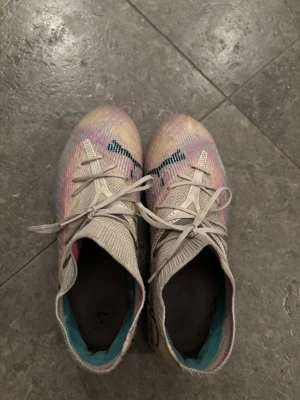 PUMA FOTBOLLSKOR - Ett par fotbollsskor från puma. Bra skick men de är använda, därav det priset.