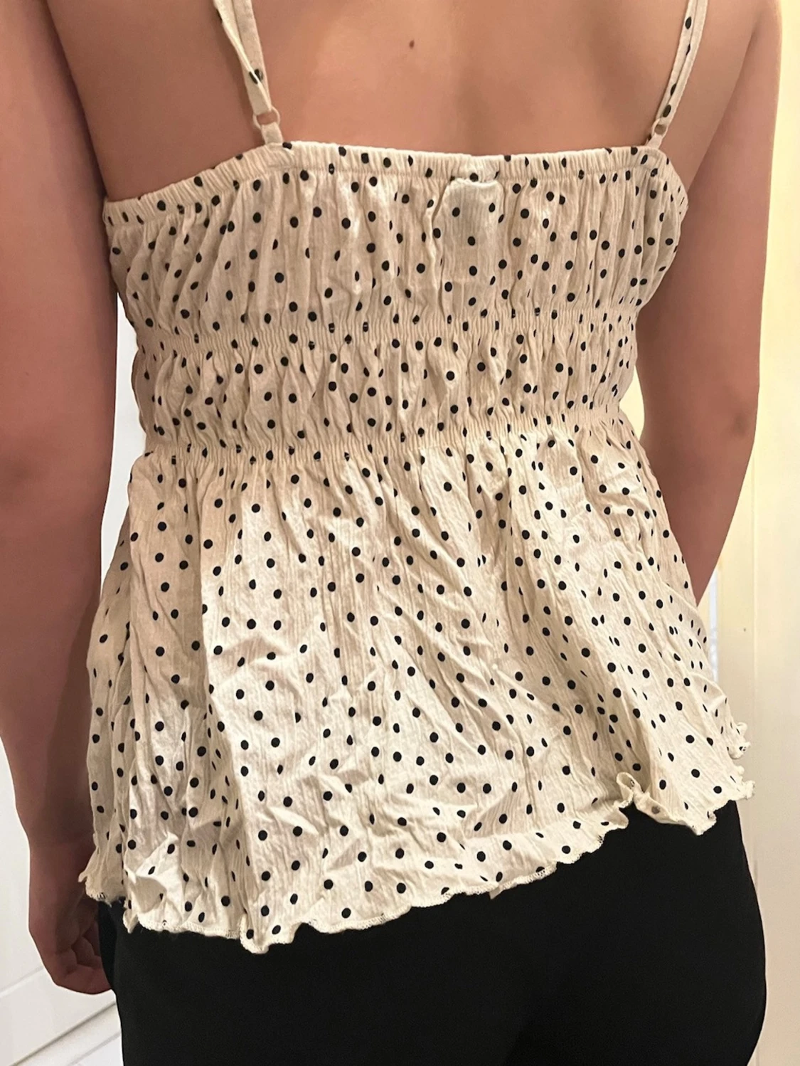 Prickig vit linnetopp med volang - 1