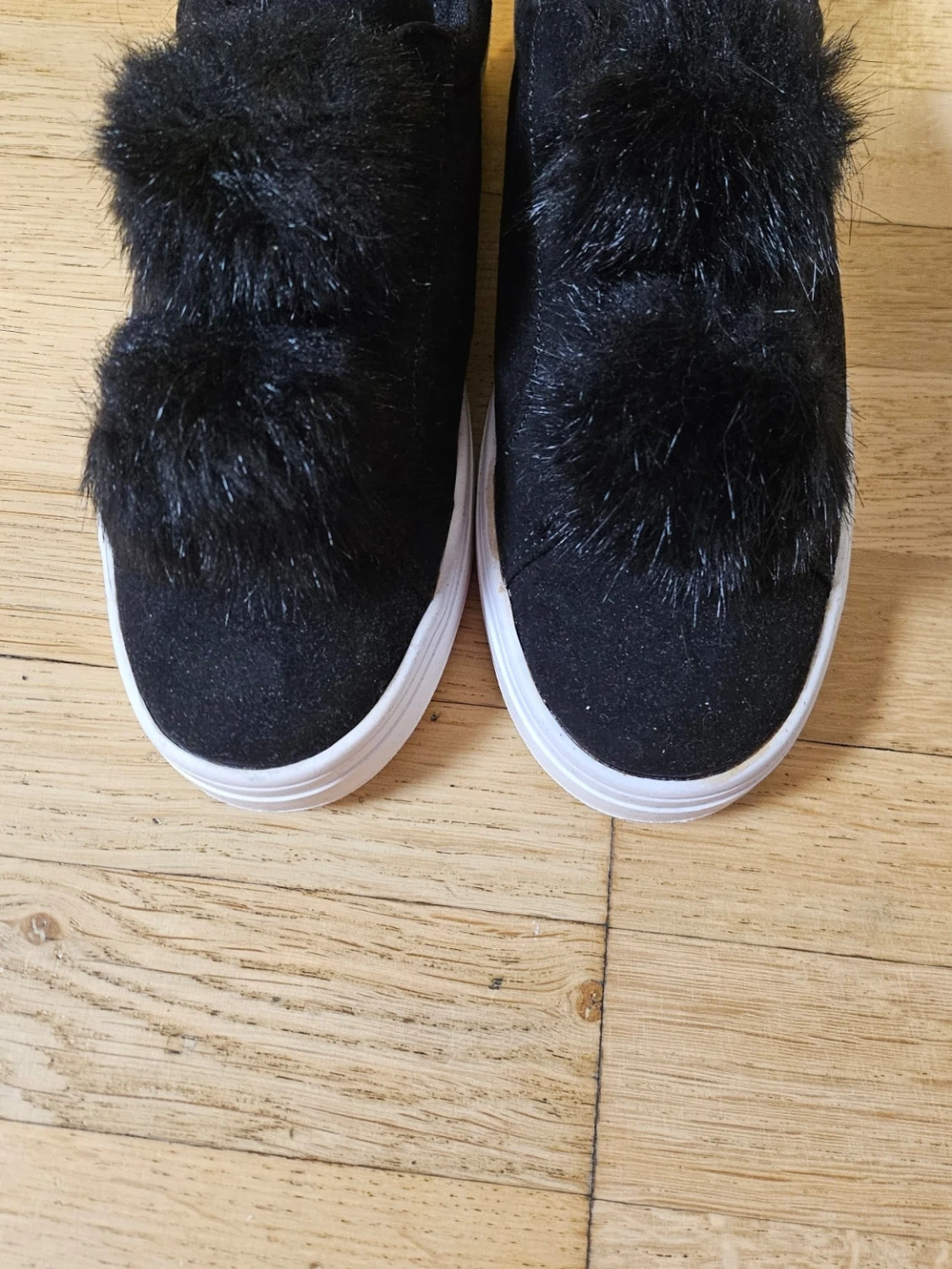 Svarta sneakers med pälsdetalj