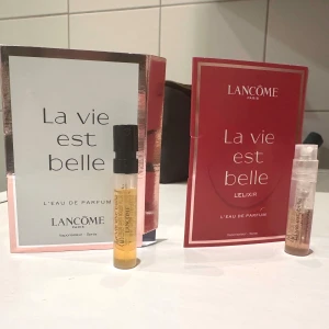 La Vie Est Belle L'Eau de Parfum från Lancôme - Säljer två parfymprover från Lancôme. La Vie Est Belle L'Eau de Parfum, 1.2 ml och La Vie Est Belle L'Elixir L'Eau de Parfum, 1.2 ml. Säljs för 30 kr styck eller 40kr för båda. Frakt 22kr.