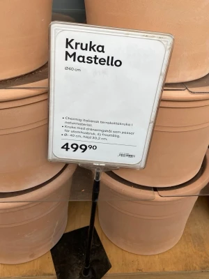 Italiensk terrakottakruka Ø40 cm - Säljer en charmig italiensk kruka i terrakotta med naturlig färg och rund form. Krukan har dräneringshål och passar perfekt för utomhusbruk. Mått: diameter 40 cm, höjd 30,2 cm. Enkel och stilren design som passar många olika miljöer.