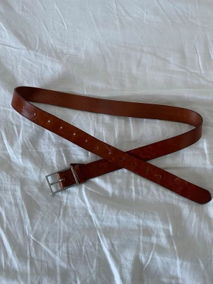 Bälte skärp äkta läder skinn  - Bälte/skärp i äkta läder/skinn. Mått på bilderna. Repigt men coolt 