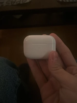 Vita Apple AirPods Pro med laddningsetui - Säljer ett par vita Apple AirPods Pro med det klassiska kompakta laddningsetuiet i blank plast. Perfekta för dig som vill ha trådlösa in-ear hörlurar med grymt ljud och smidig laddning. Passar till både iPhone och andra enheter via Bluetooth.