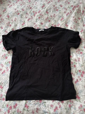 tshirt med broderi - svart tshirt med broderi tryck storlek m men hade sagt s, skriv innan du köper!