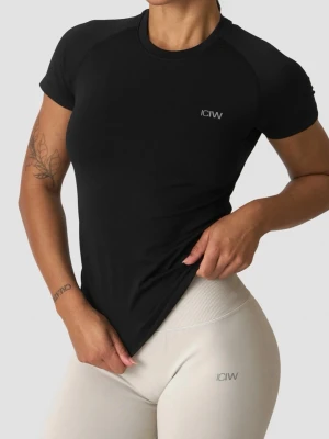 Svart träningstopp från ICANIWILL - Snygg svart träningstopp från ICANIWILL med diskret logga på bröstet och ryggen. T-shirten har korta ärmar, rund halsringning.