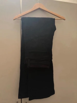 Svarta skinny jeans - Säljer ett par svarta skinny jeans med klassisk femficksdesign. Jeansen har smal passform och är perfekta för en trendig och stilren look. Materialet är stretchigt för extra komfort och rörelsefrihet.