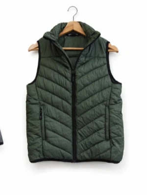 Grön dunväst från 157 Funk - Snygg grön dunväst från 157 Funk med dragkedja framtill och två fickor med dragkedja. Västen har en sportig look med quiltat mönster och hög krage. Perfekt att slänga över en hoodie för extra värme.