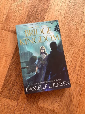 The Bridge Kingdom – Danielle L. Jensen - Säljer bok 1 i The Bridge Kingdom-serien av Danielle L. Jensen.  💙 Första upplagan, egenutgiven version 💙 Utmärkt skick Säljer då jag har en annan utgåva. Ligger uppe flera ställen, bara att säga till om du vill köpa så altiverar jg ”köp”-funktionen ☺️