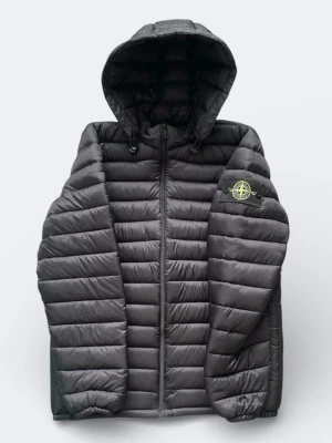 Svart pufferjacka från Stone Island - Säljer en svart pufferjacka från Stone Island med huva och dragkedja framtill. Jackan har det klassiska Stone Island-märket på ärmen och är en riktigt snygg jacka för att uppgradera din stil till nästa nivå. Jackan har ingen storleks lapp men jag uppskattar att det är en S. Därför har jag skänkt priset med 500kr. Läser du inte detta men köper jackan ändå och den inte passar så är det ditt fel.