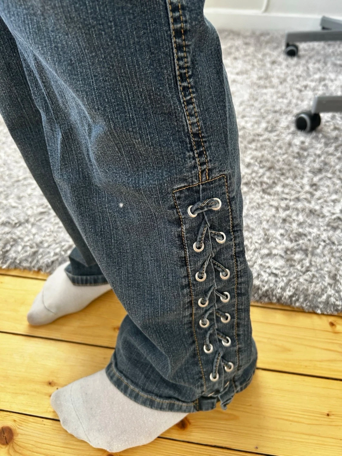 Bootcut jeans med snörning i sidan
