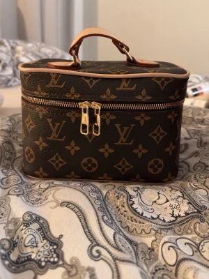 Smink neccesär  - Super fin och söt neccesär, mindre storlek med rätt så rymlig. Har endast små fläckar inuti väskan men som går att få bort.