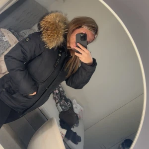 Hollies vinterjacka DAM - säljer jackan pågrund av att jag inte använder den, jackan är i mycket bra skick och endast använd ett fåtal gånger, köpt helt ny för 4300kr förra vintern. jackan är i storlek S/36