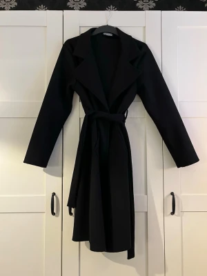 Missäy Matilda Long Kappa - Coat Matilda kappa från missäy. Köptes i oktober förra året men endast använd 2 gånger! Alltså som ny! Köp bevis kan även skickas.