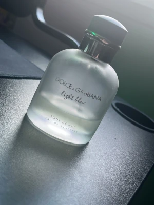 Dolce & Gabbana Light Blue Pour Homme - Fräsch parfym från Dolce & Gabbana, Light Blue Pour Homme. Flaskan är frostad och har en rundad form med silverfärgad kork. Doften är en eau de toilette och passar dig som gillar lätta, fräscha och maskulina toner.
