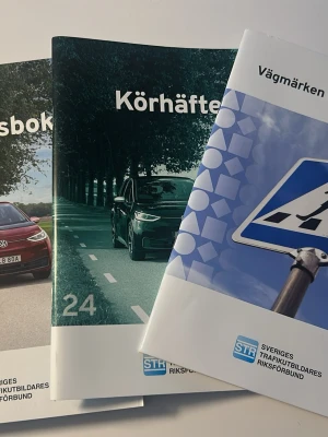 Körkortsboken, Körhäfte & Vägmärken STR - Komplett paket med Körkortsboken, Körhäfte och Vägmärken från STR. Perfekt för dig som pluggar till körkort.  Nytt skick