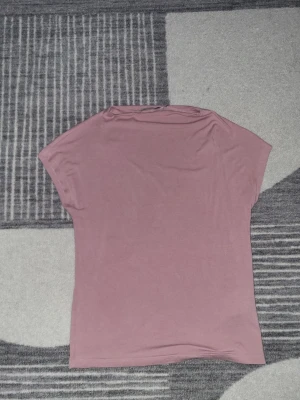 Snygg kortärmad tröja - Rosa kortärmad tröja från Lager 157. Väldigt skönt material och kan användas som en vardagströja, men också finare tillfällen. I väldigt bra skick och använts ungefär 1-2 gånger.